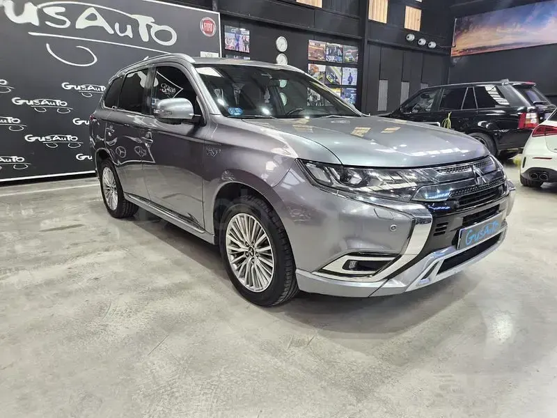 Usado Mitsubishi Outlander P-HEV Motion 224 CV (164 kW) 2018 Gris / plata SUV