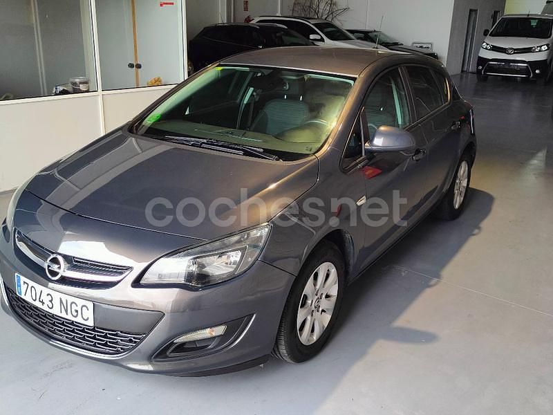 Gris / plata Usado 2015 Opel Astra Selective Berlina | 9900 € (Precio justo) - Imagen 1/4