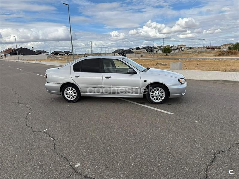 Usado Nissan Primera 140 CV (102 kW) 1999 Gris / plata Familiar
