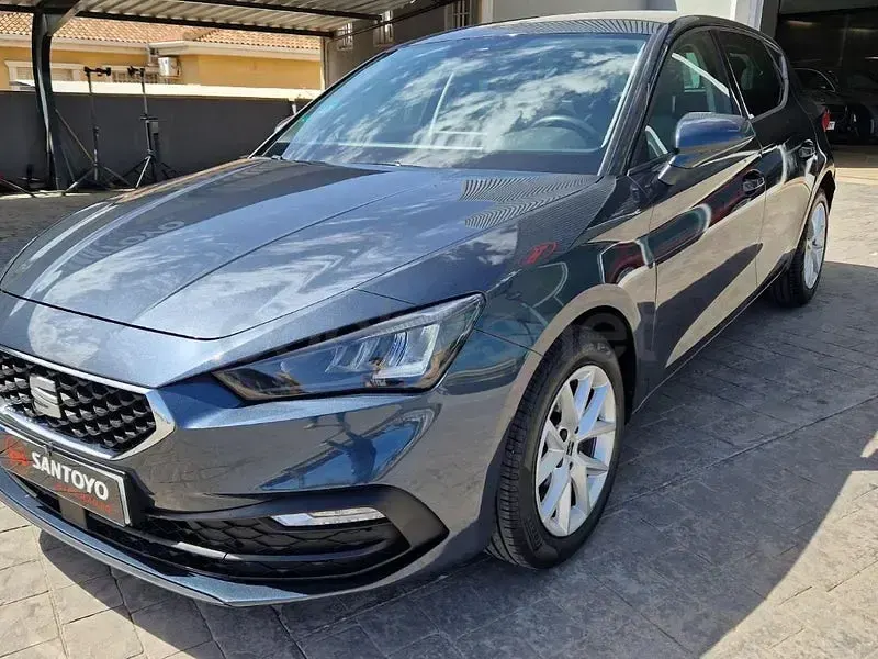 Usado Seat Leon Style 115 CV (84 kW) 2022 Gris / plata Berlina