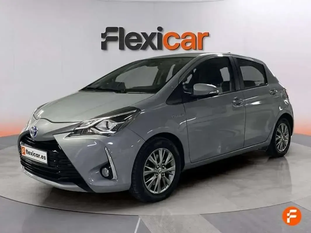 Usado Toyota Yaris Hybrid Active 100 CV (73 kW) 2018 Gris Utilitario