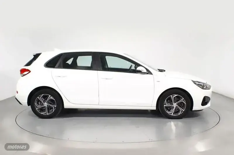Usado Hyundai i30 120 CV (88 kW) 2022 Blanco Berlina