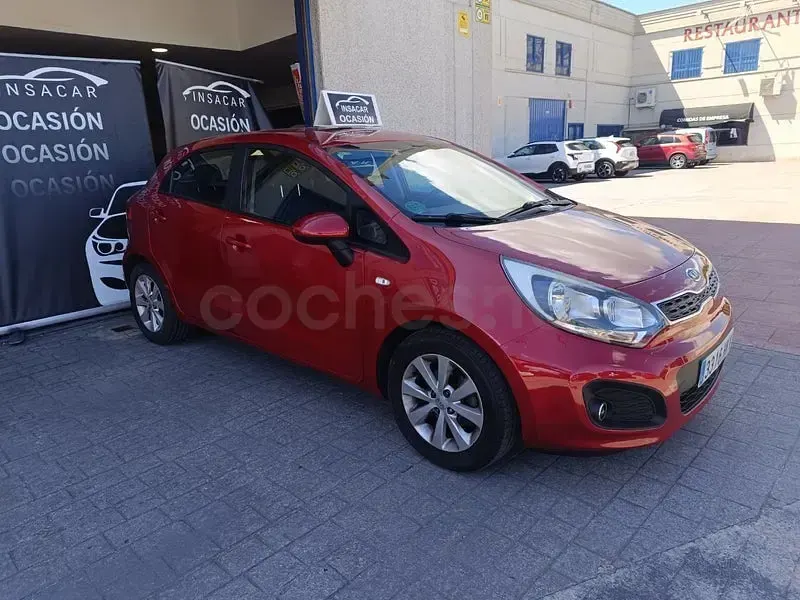 Usado Kia Rio 85 CV (62 kW) 2012 Rojo Berlina