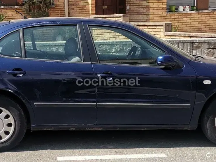 Usado Seat Leon Stella 100 CV (73 kW) 2000 Azul Utilitario