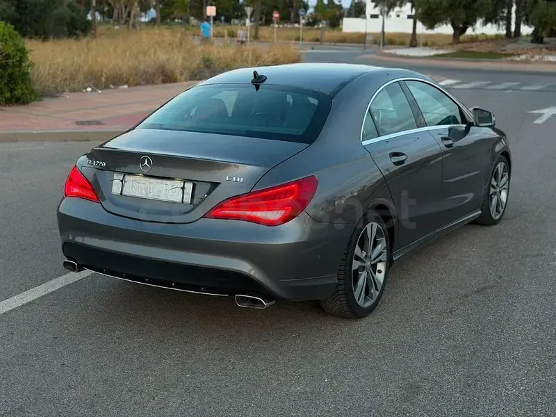 Usado Mercedes CLA220 Urban 177 CV (130 kW) 2015 Gris / plata Coupe