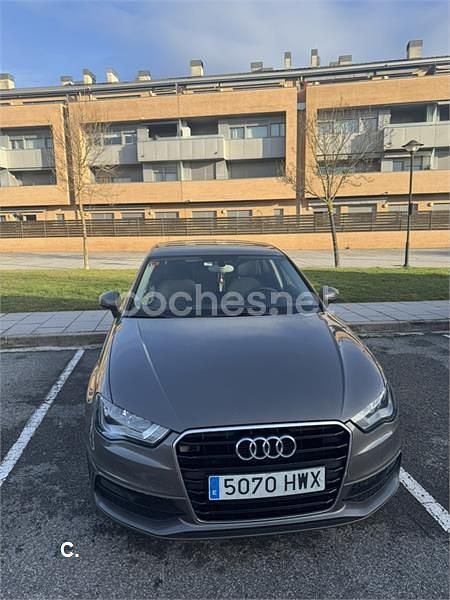 Usado Audi A3 Ambiente 105 CV (77 kW) 2014 Gris / plata Berlina