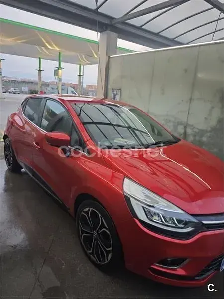 Usado Renault Clio Zen 120 CV (88 kW) 2017 Rojo Familiar