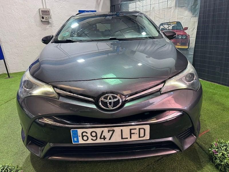 Usado Toyota Avensis Advance 143 CV (105 kW) 2017 Gris / plata Familiar