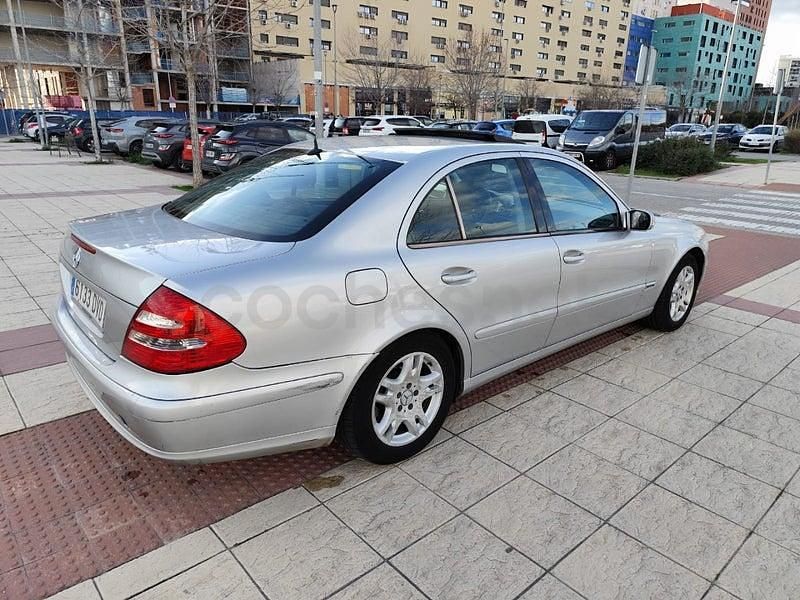 Usado Mercedes E220 Avantgarde 150 CV (110 kW) 2003 Gris / plata Berlina