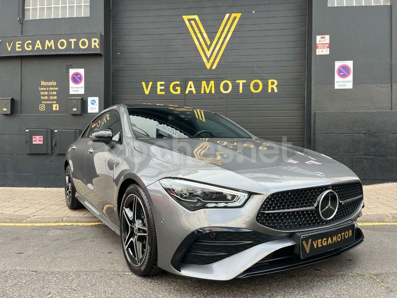 Gris / plata Usado 2024 Mercedes CLA200 Berlina | 40.990 € (Precio justo) - Imagen 1/4