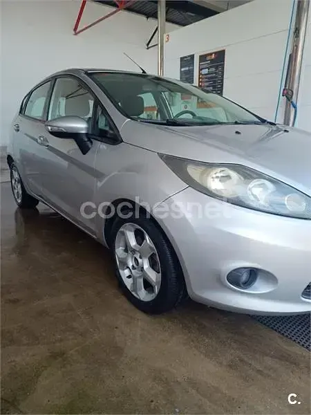 Usado Ford Fiesta Trend 90 CV (66 kW) 2008 Gris / plata Utilitario
