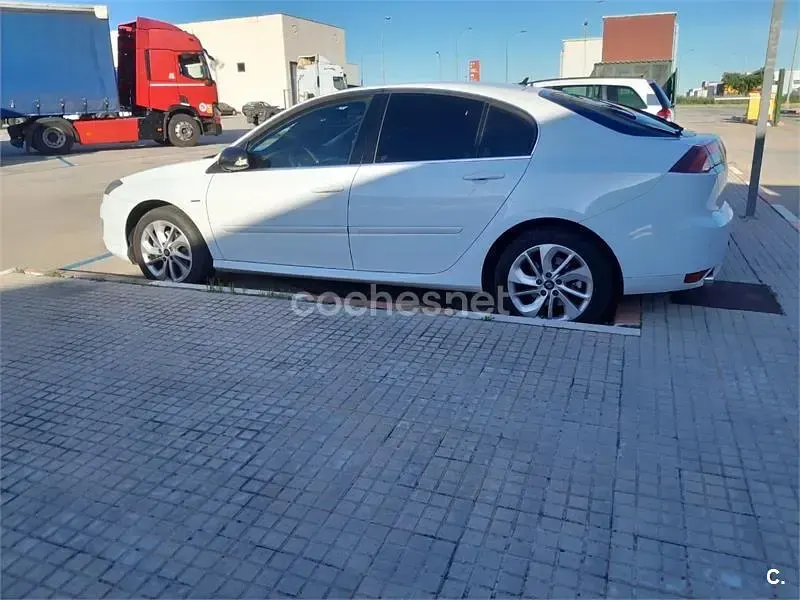 Usado Renault Laguna III LIMITED 130 CV (95 kW) 2015 Blanco Berlina