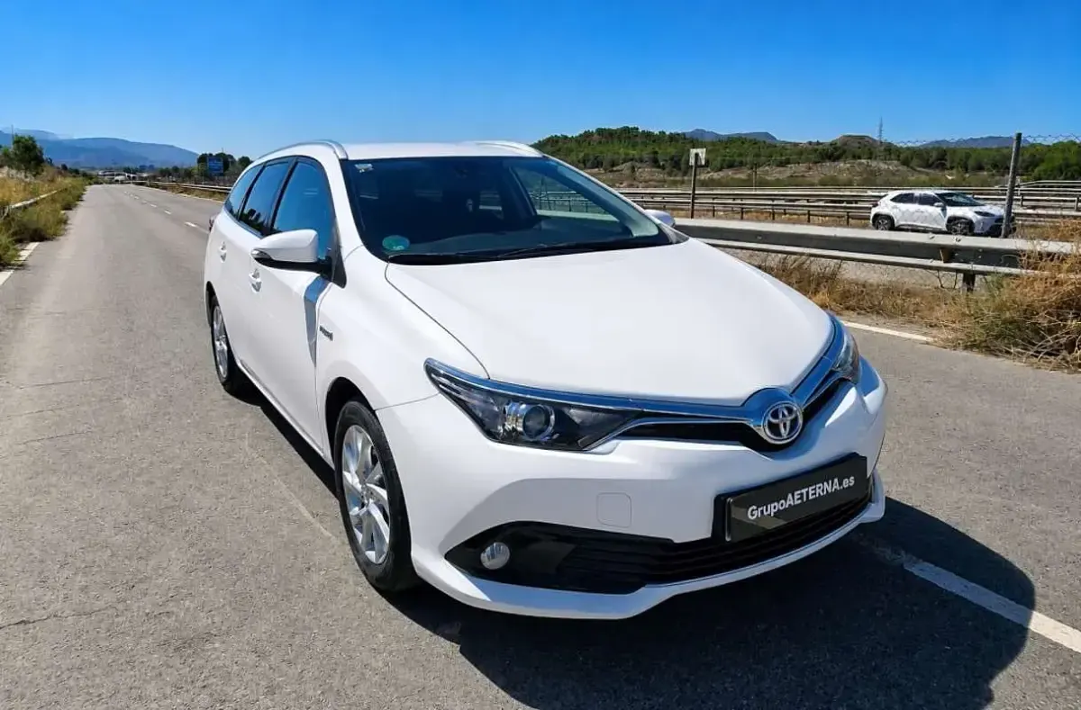 Usado Toyota Auris Hybrid Business Edition 136 CV (100 kW) 2016 Blanco Familiar