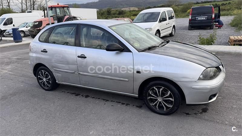 Usado Seat Ibiza 100 CV (73 kW) 2003 Gris / plata Utilitario