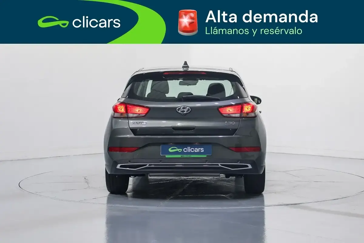 Usado Hyundai i30 110 CV (80 kW) 2022 Verde Berlina