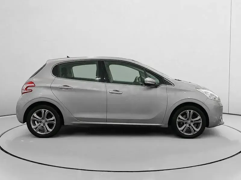 Usado Peugeot 208 Allure 82 CV (60 kW) 2015 Gris / plata Utilitario