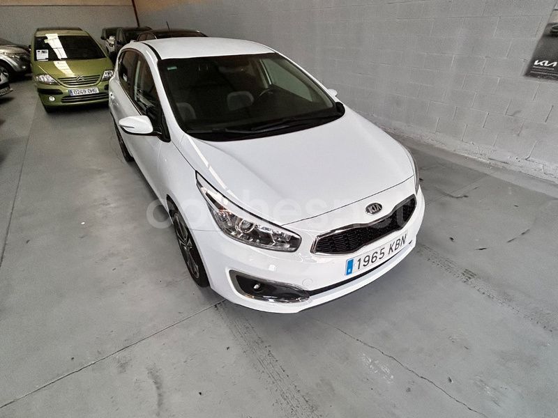 Blanco Usado 2018 Kia Ceed GT Berlina | 9499 € (Precio justo) - Imagen 1/4