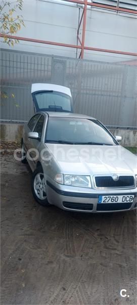 Gris / plata Usado 2004 Skoda Octavia Ambiente Berlina | 2000 € (Precio justo) - Imagen 1/4