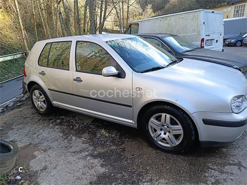 Usado VW Golf IV Highline 130 CV (95 kW) 2002 Gris / plata Berlina