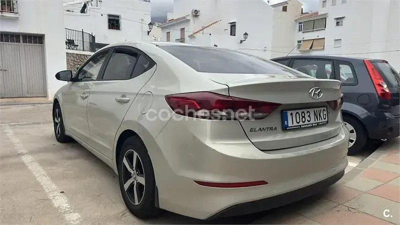 Usado Hyundai Elantra 128 CV (94 kW) 2018 Beige Berlina