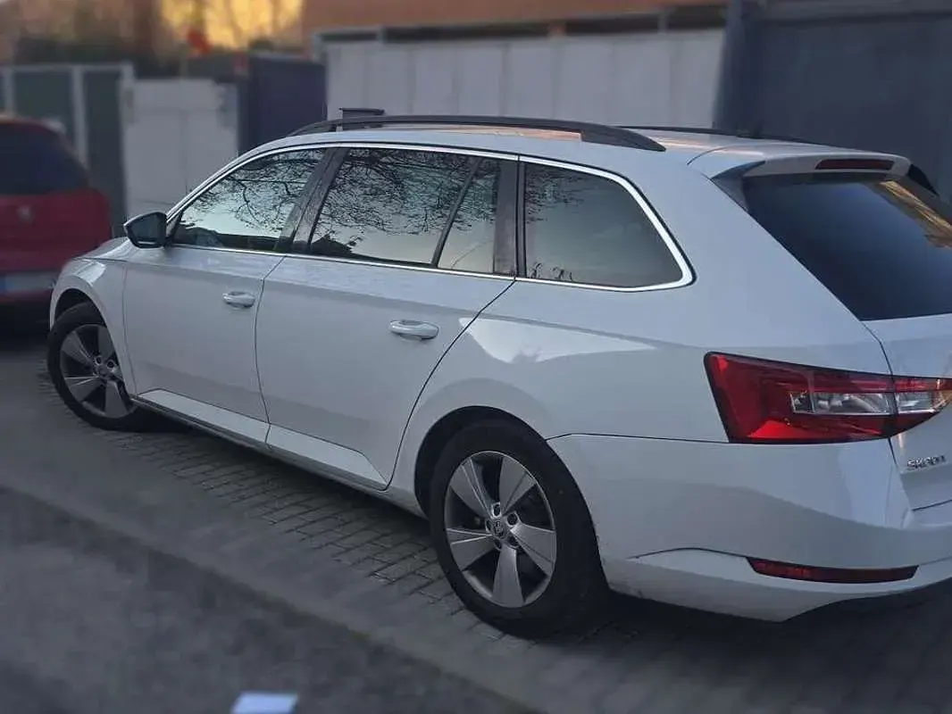 Usado Skoda Superb Active 150 CV (110 kW) 2018 Blanco Familiar