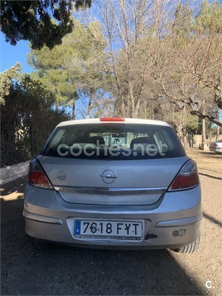 Usado Opel Astra Cosmo 100 HP (73 kW) 2007 Cinzento Sedan
