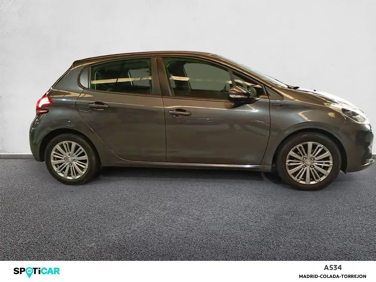 Usado Peugeot 208 Signature Sky 82 CV (60 kW) 2019 Gris Utilitario