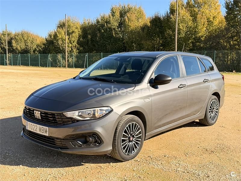 Usado Fiat Tipo 130 CV (95 kW) 2022 Gris / plata Familiar