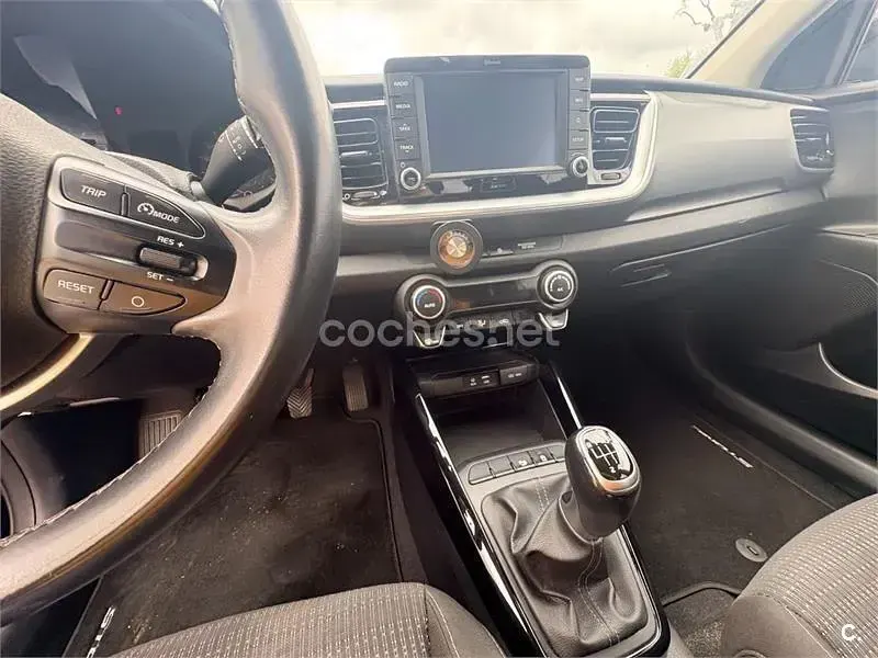 Käytetty Kia Stonic 100 HP (73 kW) 2019 Musta Katumaasturi