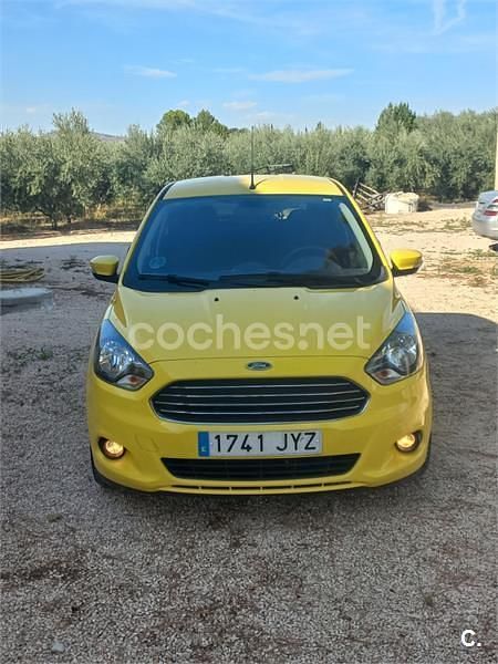 Usado Ford Ka Plus Ultimate 85 CV (62 kW) 2017 Amarillo Utilitario