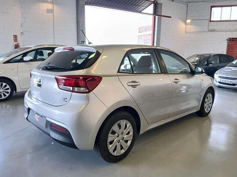 Usado Kia Rio 84 CV (61 kW) 2017 Plateado Utilitario