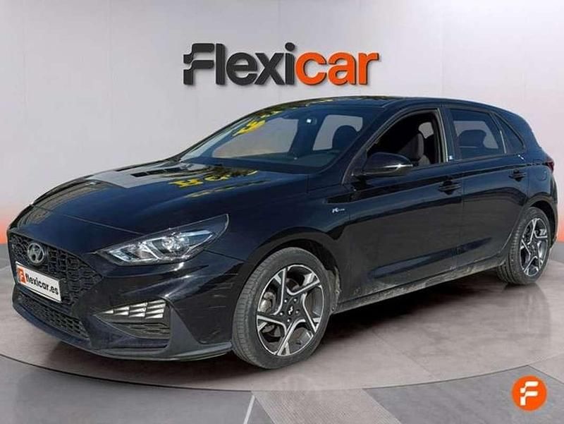 Usado Hyundai i30 N Line 120 CV (88 kW) 2024 Negro Berlina