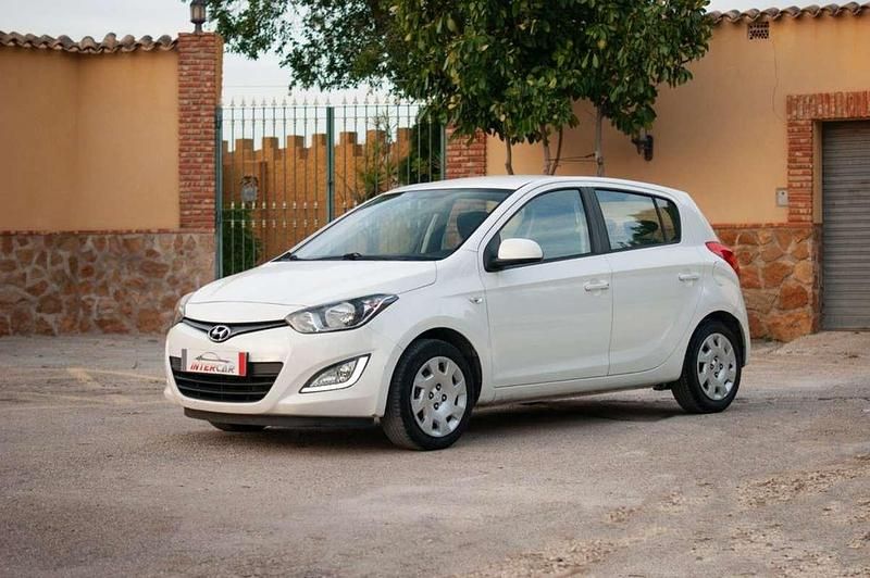 Käytetty Hyundai i20 75 HP (55 kW) 2014 Valkoinen Viistoperä