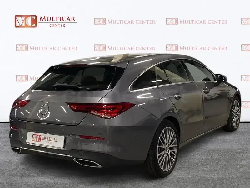 Usado Mercedes CLA200 Shooting Brake 150 CV (110 kW) 2022 Gris / plata Familiar