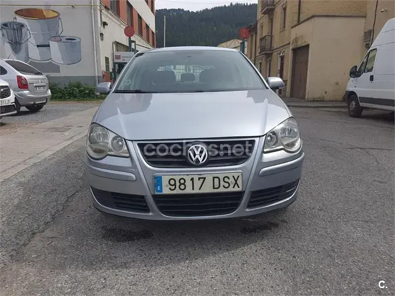 Usado VW Polo Advance 80 CV (58 kW) 2005 Gris / plata Utilitario