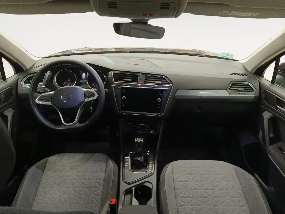 Usado VW Tiguan Life 150 CV (110 kW) 2021 Granate SUV