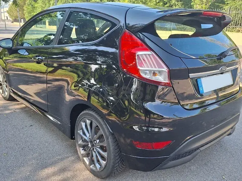Usado Ford Fiesta ST-Line 95 CV (69 kW) 2017 Negro Utilitario