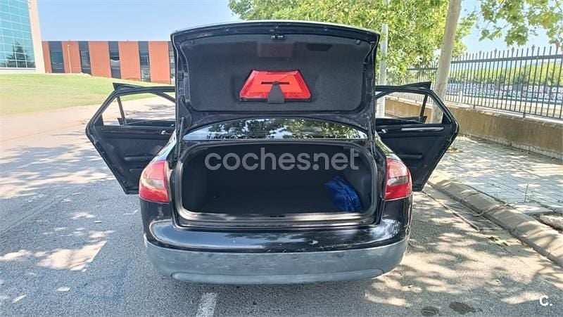 Usado Audi A6 150 CV (110 kW) 1999 Negro Familiar