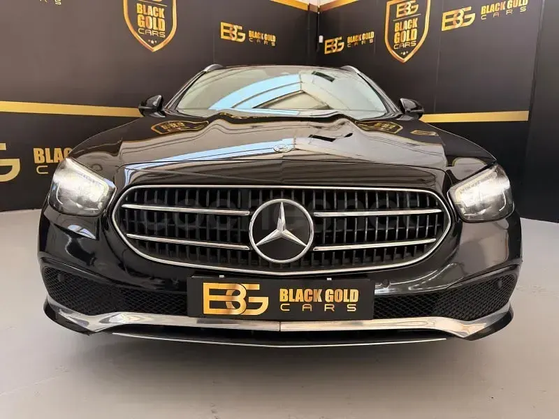 Usado Mercedes E300 306 CV (225 kW) 2021 Negro Familiar