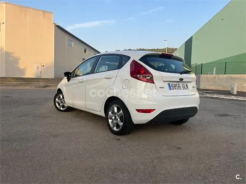 Usado Ford Fiesta Trend 90 CV (66 kW) 2009 Blanco Berlina