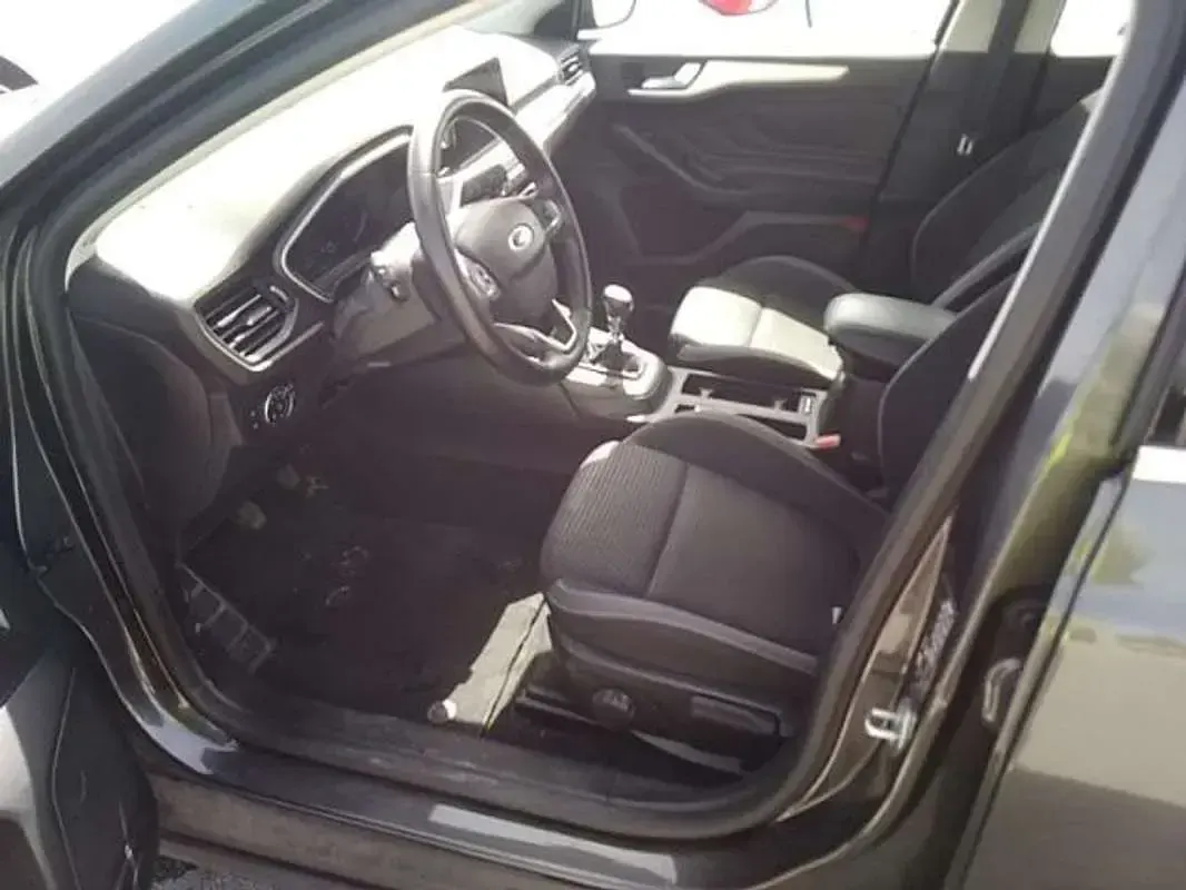 Usado Ford Focus Trend+ 120 CV (88 kW) 2022 Gris Berlina