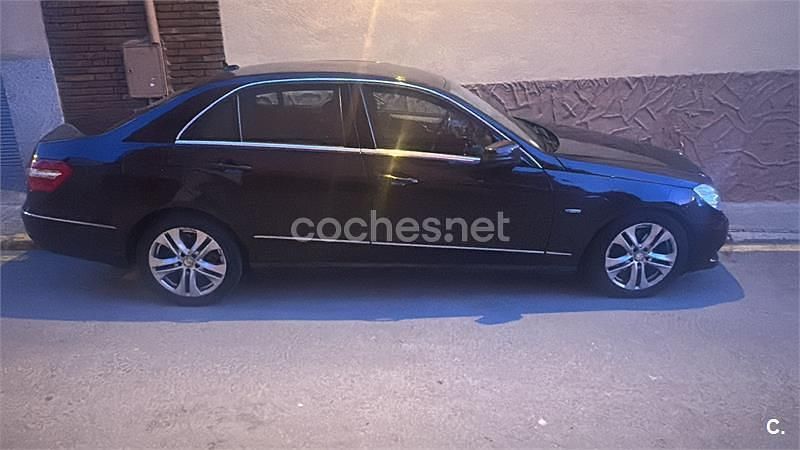Usado Mercedes E200 Avantgarde 136 CV (100 kW) 2010 Granate Berlina