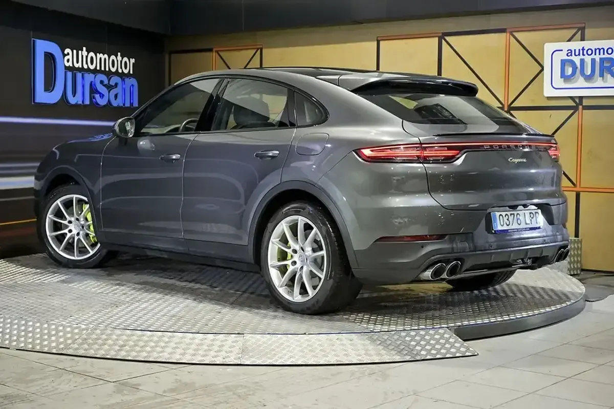 Usado Porsche Cayenne 462 CV (339 kW) 2021 Gris / plata SUV