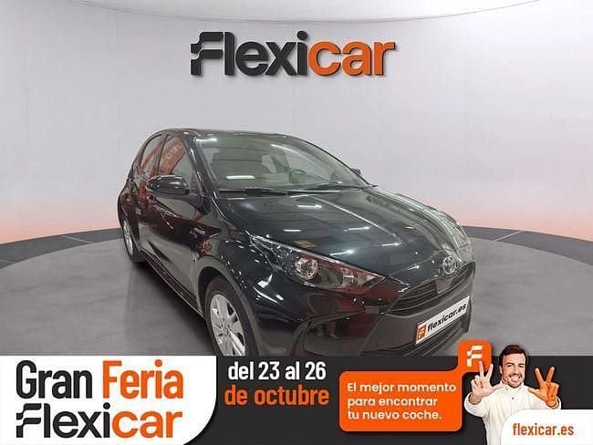 Negro Usado 2021 Toyota Yaris Hybrid Active Berlina | 18.790 € (Precio justo) - Imagen 1/4