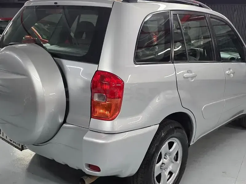 Usado Toyota RAV4 Luna 125 CV (91 kW) 2004 Gris / plata SUV