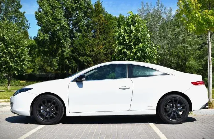 Usado Renault Laguna Coupé LIMITED 150 CV (110 kW) 2012 Blanco Coupe