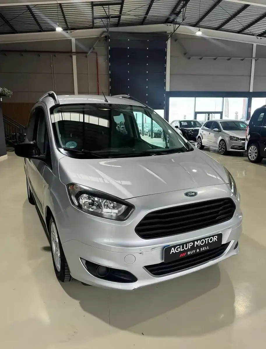 Usado Ford Tourneo Courier Titanium 100 CV (73 kW) 2017 Gris / plata Monovolumen
