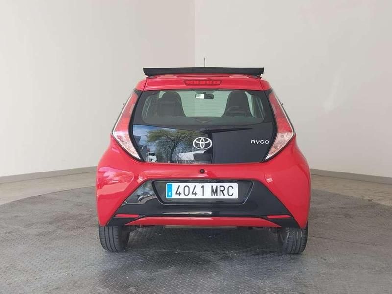 Usado Toyota Aygo X-play 69 CV (50 kW) 2015 Rojo Utilitario