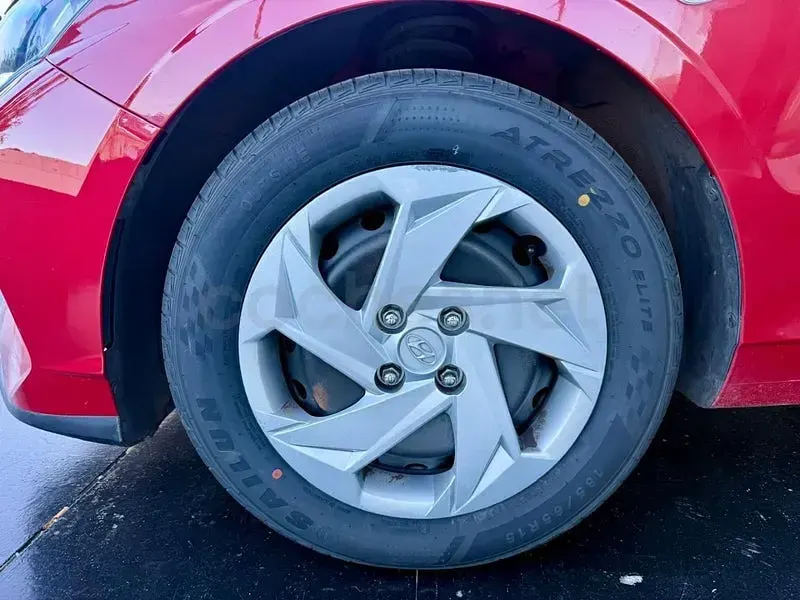 Usado Hyundai i20 84 CV (61 kW) 2022 Granate Utilitario