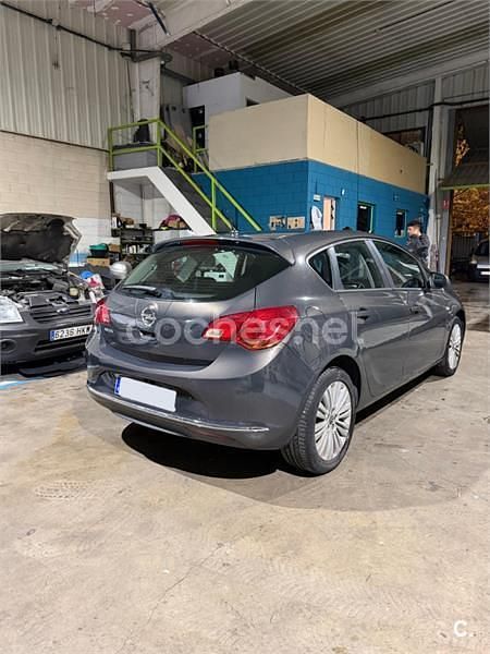 Usado Opel Astra Selective 115 CV (84 kW) 2013 Gris / plata Familiar